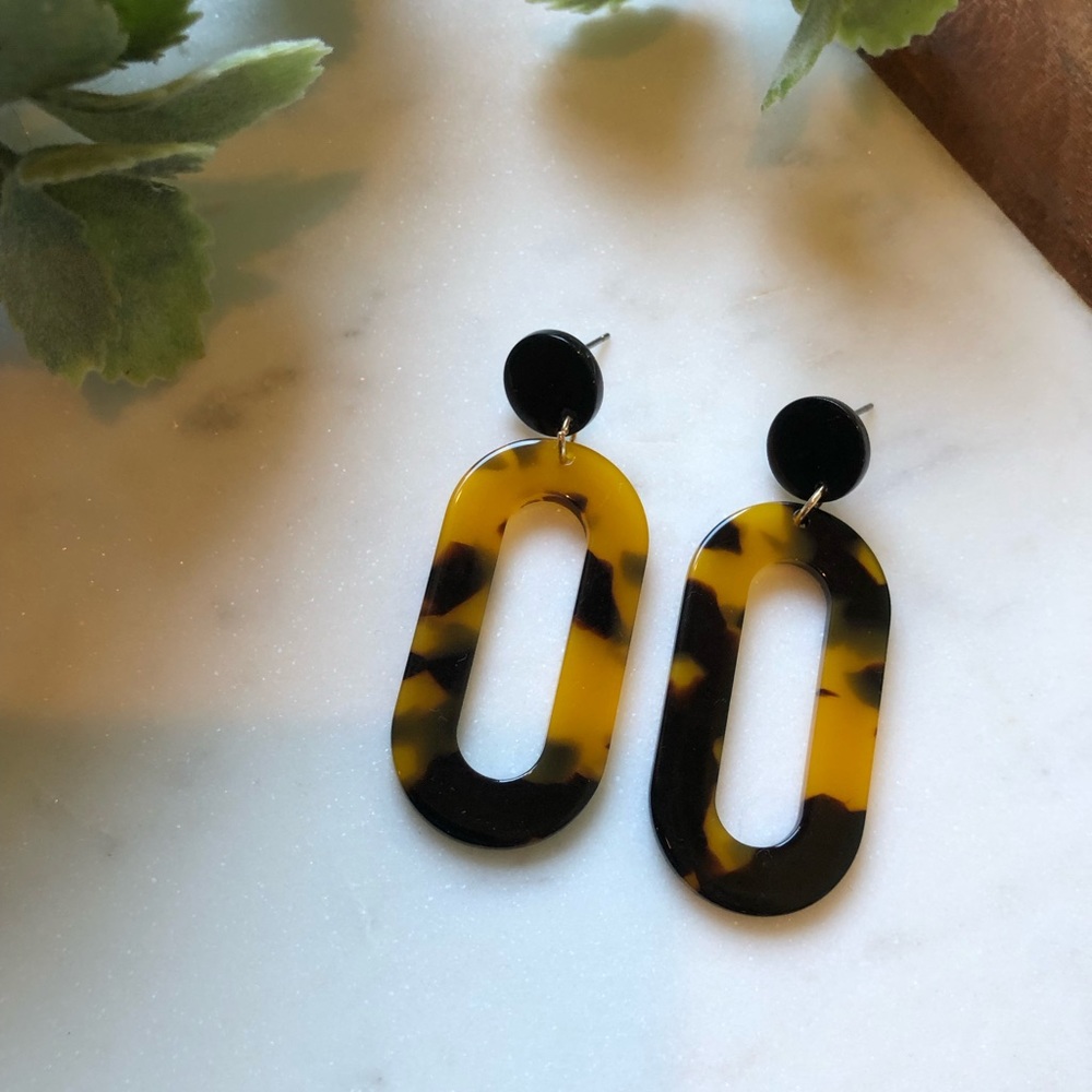 The Ana - Classic Oval Tortoise Resin Earring - Picture 4 of 6